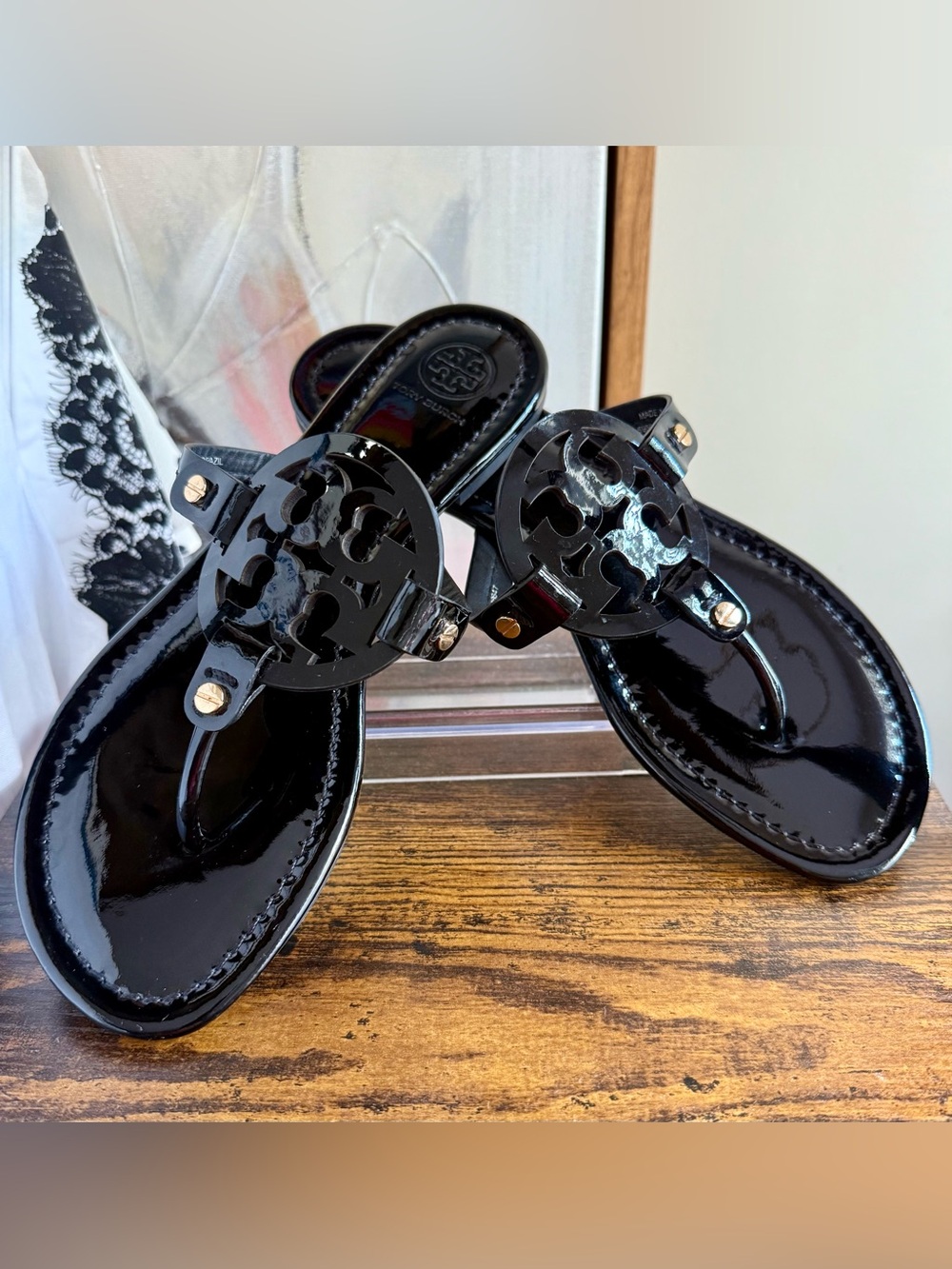 Tory Burch Black Patent Miller Logo Thong Sandals - Picture 2 of 5